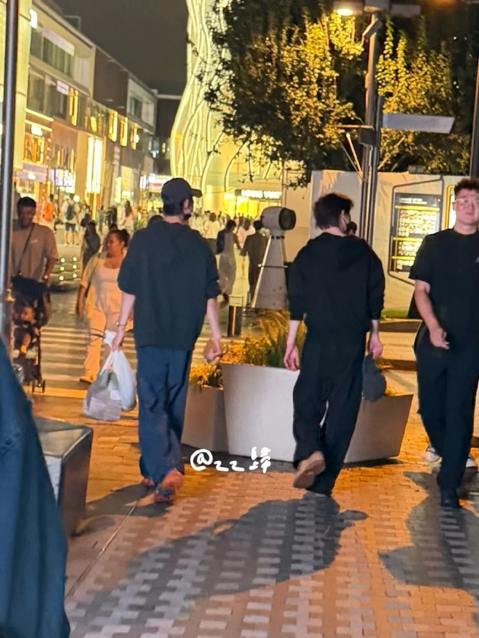 三里屯偶遇丁程鑫和朋友逛街~北京到底有谁在啊！ 
