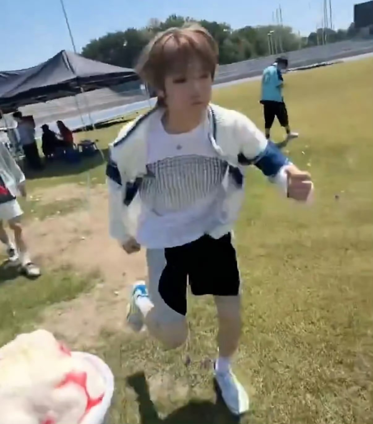 听到我回家开门的声音想起自己没晒洗衣机里的衣服，也没解冻冰箱里晚上要用的肉be 