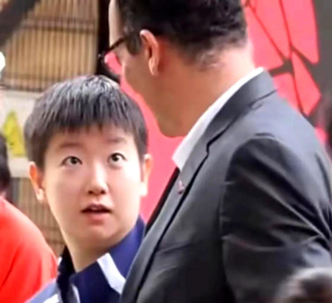 孙颖莎这人缘绝了。刚到新加坡，领导主动凑上来用英文问好，法国总统马克龙更是当众用