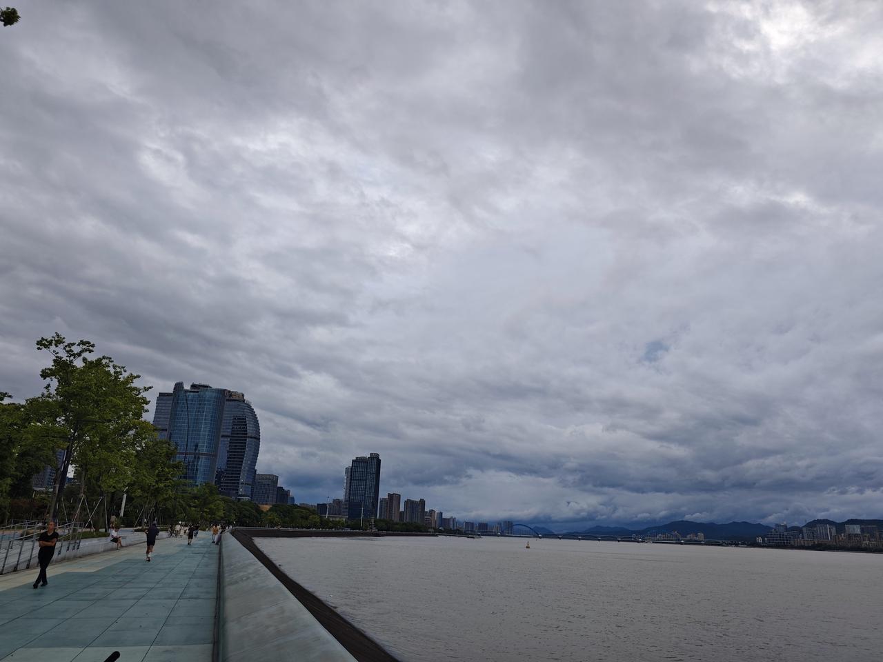 豆包台风来了需要注意些什么呢？少外出，躲避在家不出门，下暴雨不在大树下避雨？