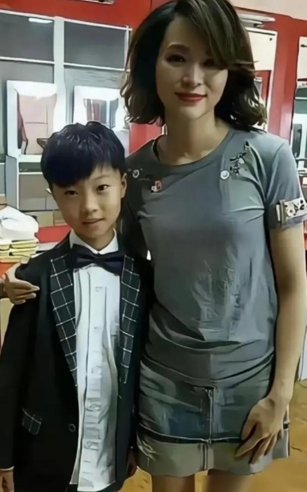 丈夫名下企业爆出9.33亿巨额执行债务，曾经站上春晚之巅的董卿淡出大众视野，如今