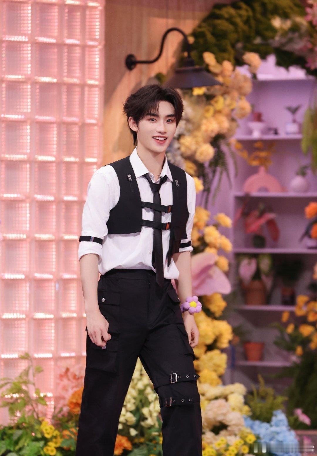 丁程鑫cha了Low你好星期六 丁程鑫演绎《Low》，卡点超准动作利落，活力感直