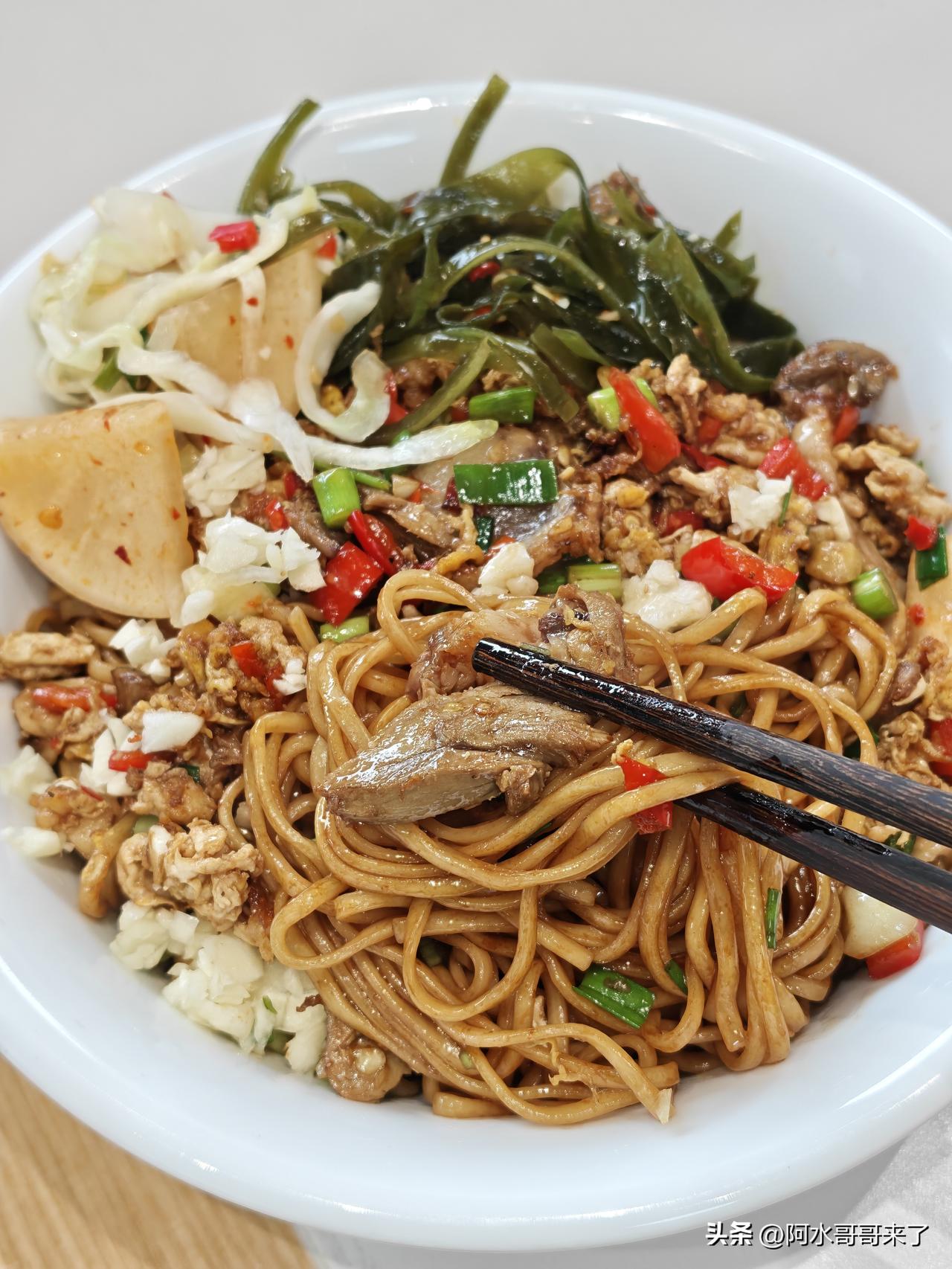 总有人问湖南、长沙真的有辣椒炒肉拌面吗？

有的兄弟包有的…我今天吃的这顿就是辣