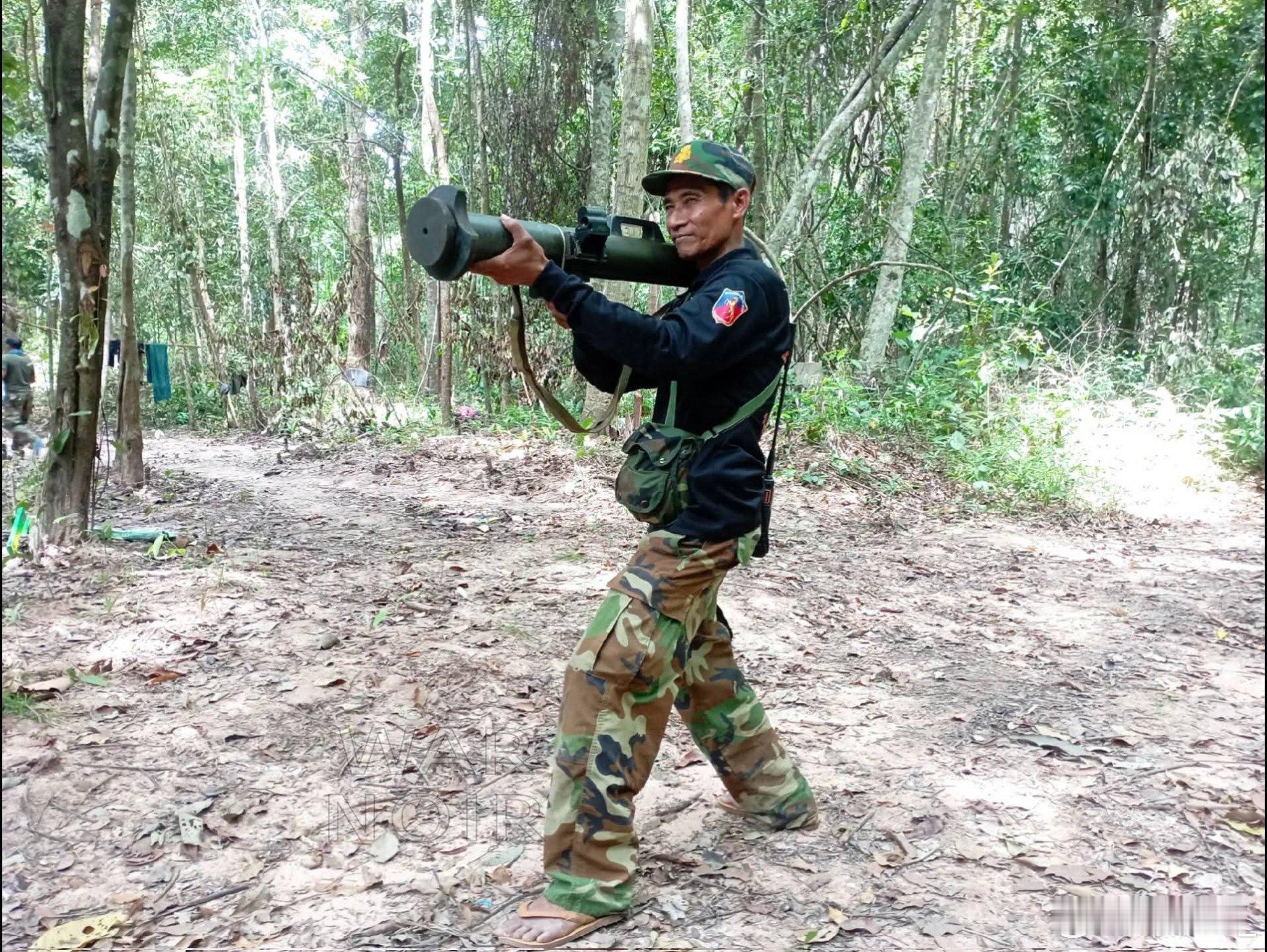 柬泰边境新照片：一名柬军士兵肩扛一枚少见的中国造PF-89式80毫米反坦克火箭。