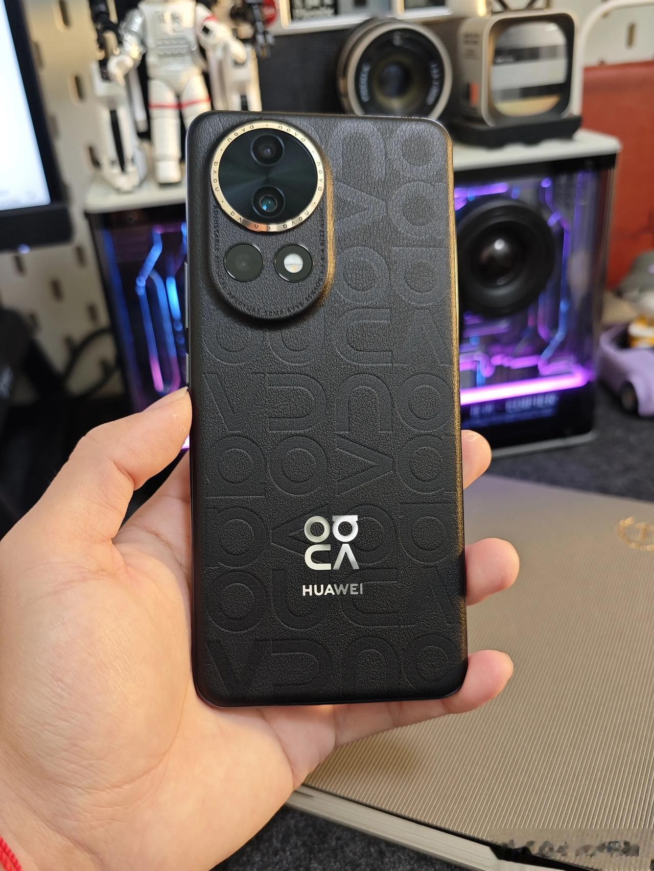 刚拆箱华为nova 12 Ultra，第一感觉是手感很棒，特别契合我手的握持，另