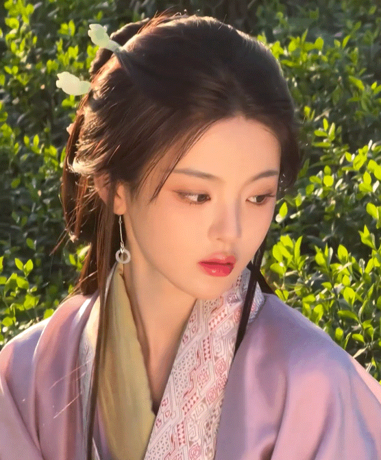 杨超越 ​​​，倾国倾城 ，动起来就是摄人心魄的大美人回眸一笑百媚生，六宫粉黛无