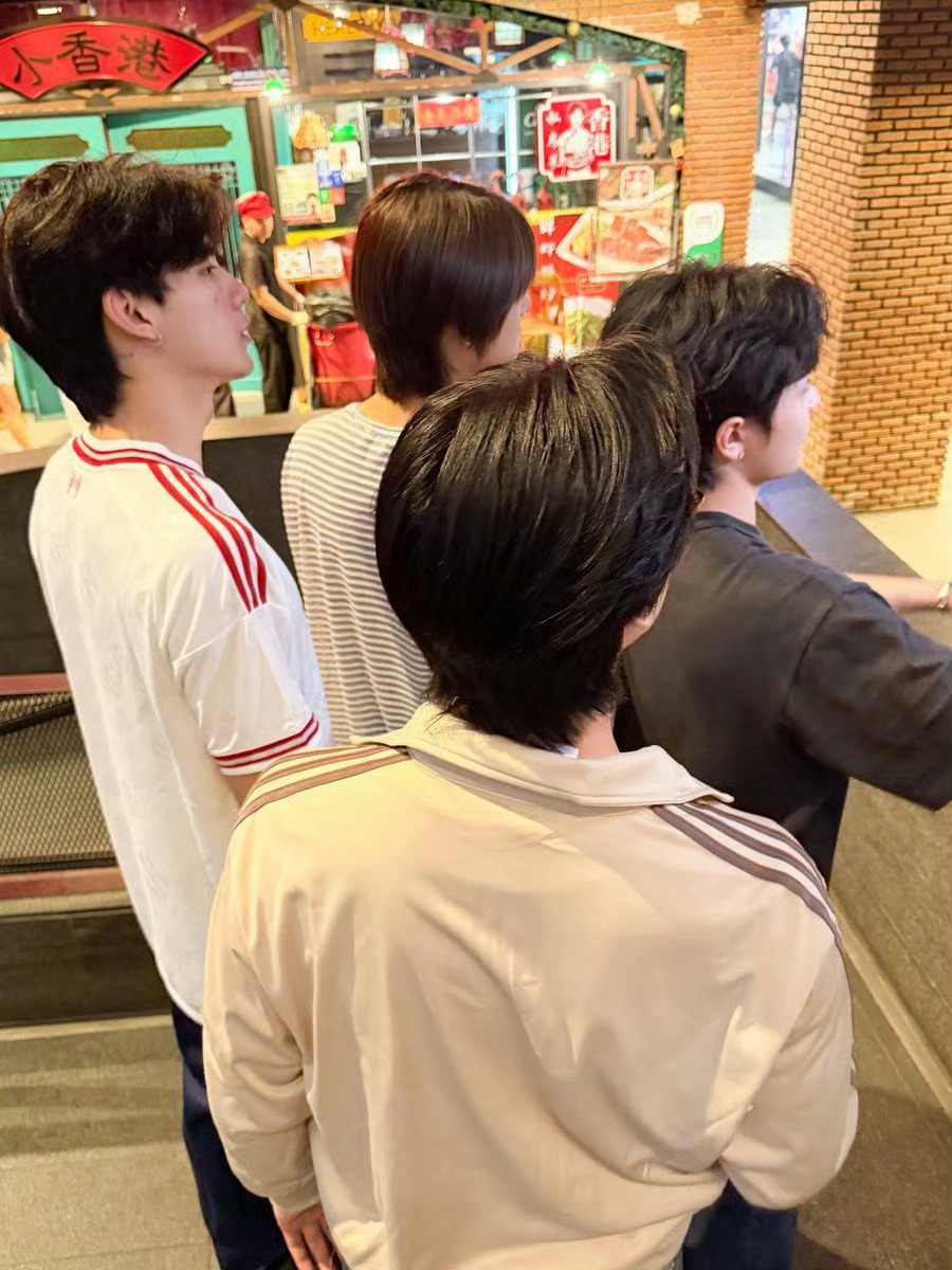 四个小脑袋 