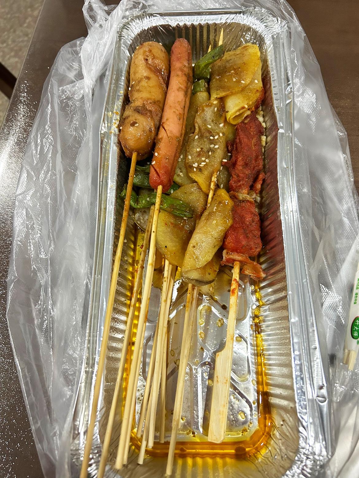 本想做个有骨气的人，无奈胃先投降了。手一抖，点了烧烤。现在满屋都是孜然味，楼下野