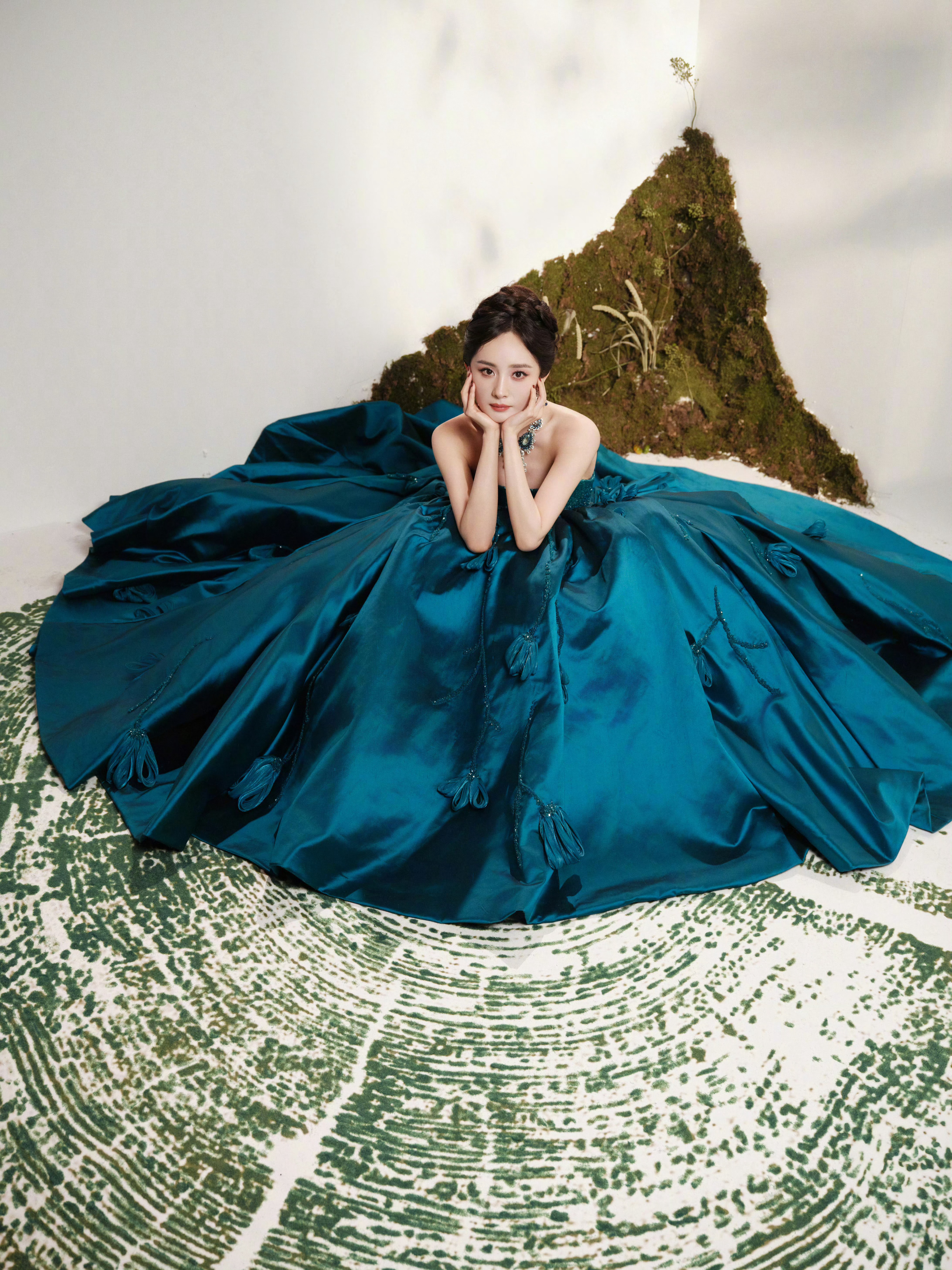 杨幂欧豪视界大会重聚 她是宁绣绣，是《生万物》里的那束光[微风]从角色里长出千万