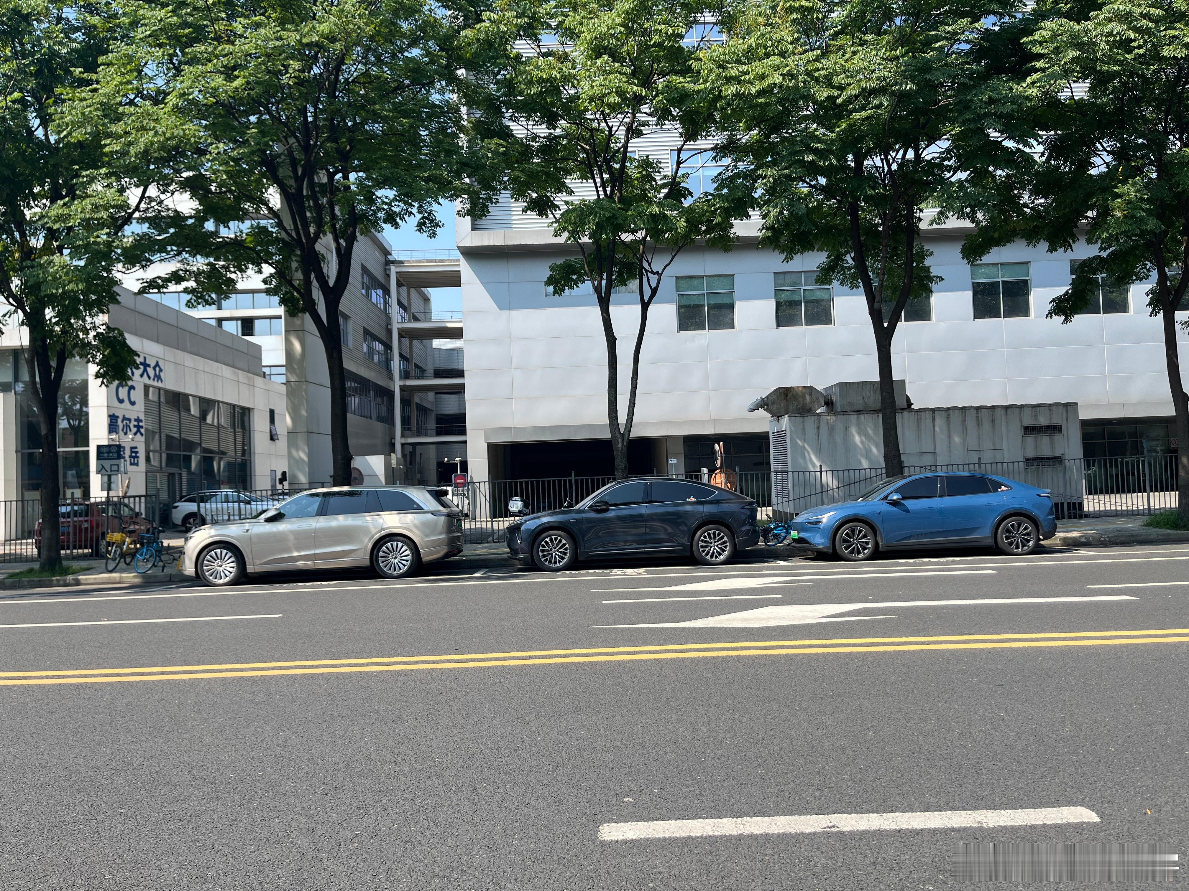 停路边，大家感受一下乐道L90和蔚来EC6以及乐道L60的尺寸对比。另外，城里面