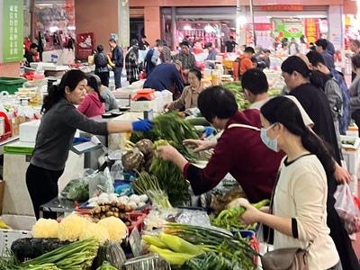 上周末在超市买菜，碰见一个年轻小伙子也买菜。说这个小伙子不会买菜，可能没人信，事