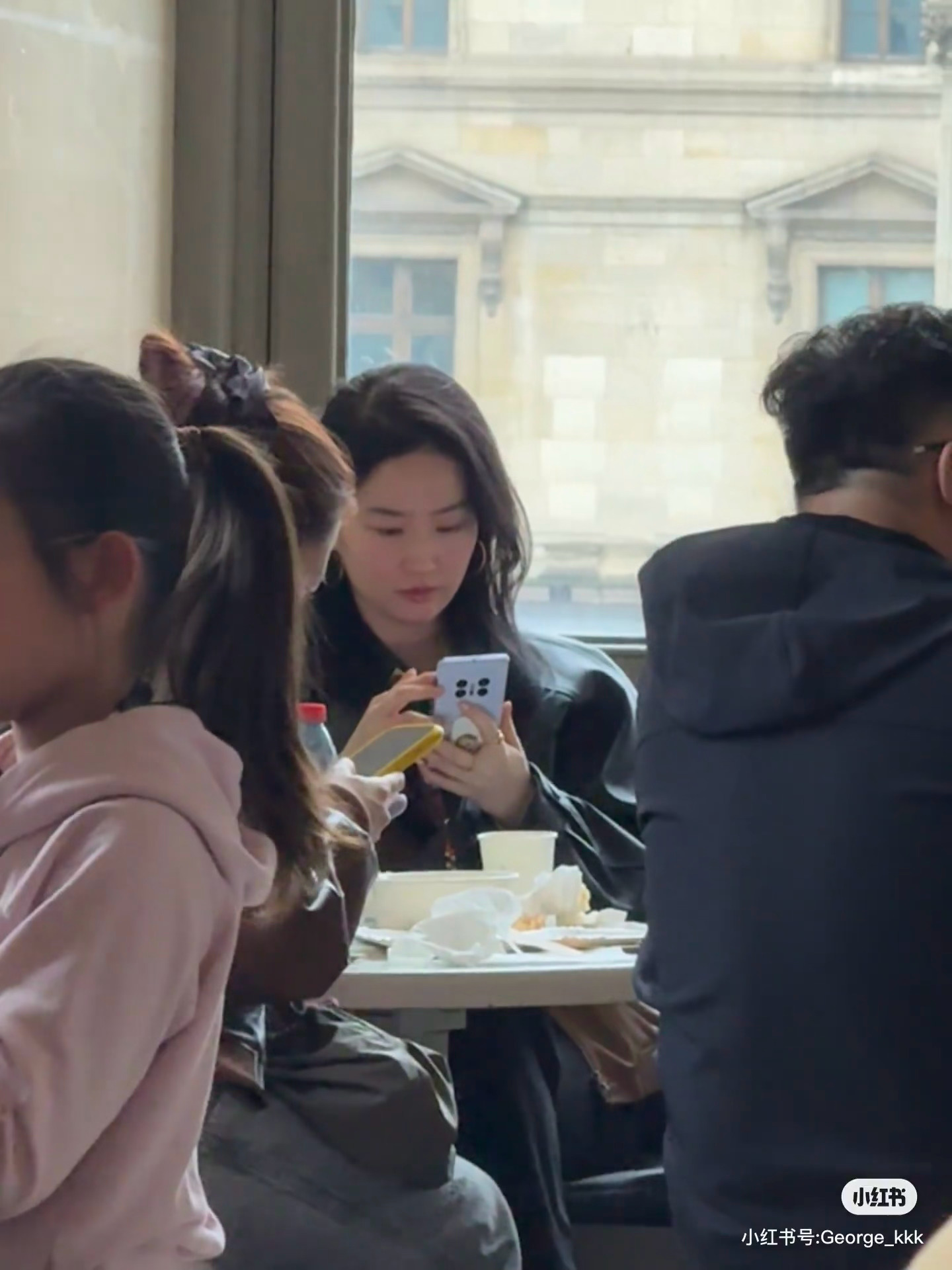 距离LV时装秀已经结束五天了，姐还在法国网友卢浮宫偶遇素颜刘亦菲