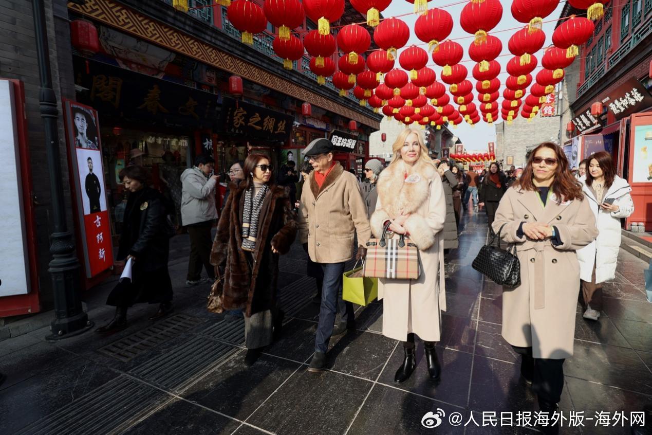 #驻华使节天津行# 【品文化、赏非遗，九国外交官齐聚天津贺新春】赏玩一件泥人张作