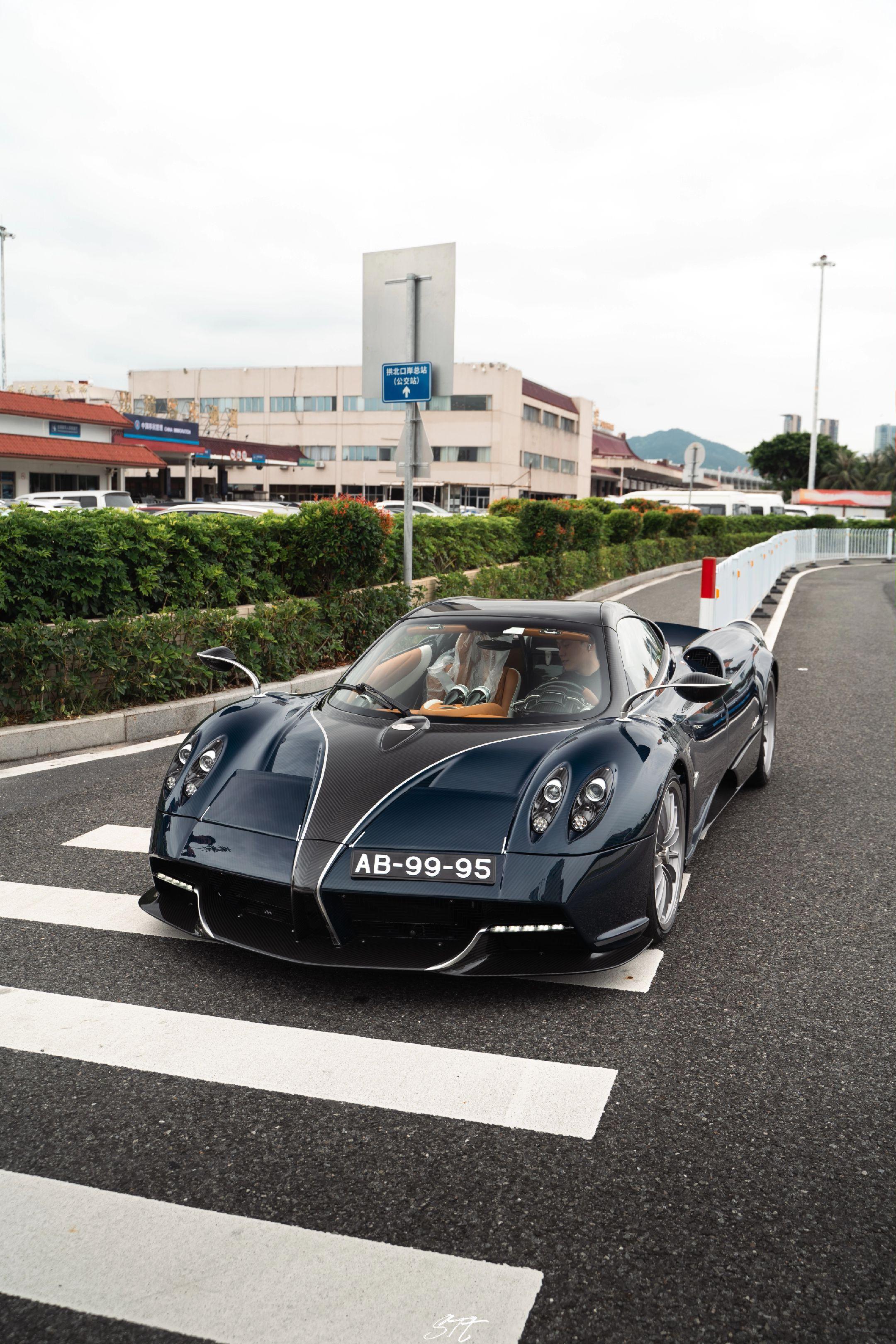 还未升级Tempesta套件前的一台帕加尼Huayra Roadster