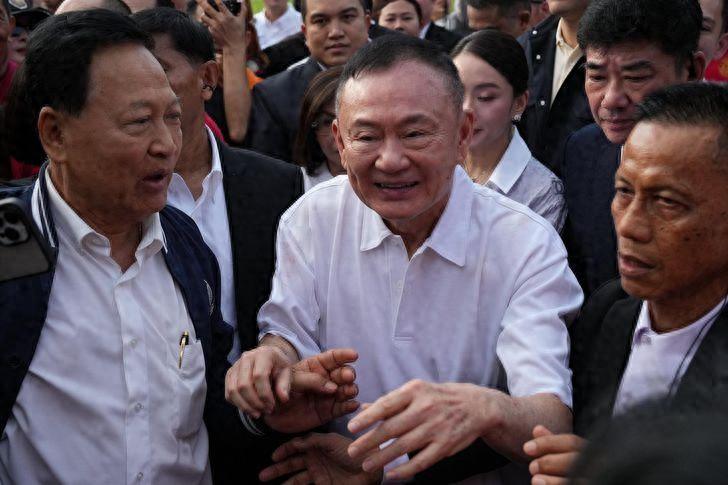 他信出狱，笑容满满，摇下车窗向支持者致意！但泰国政坛已变天

76岁的泰国前总理