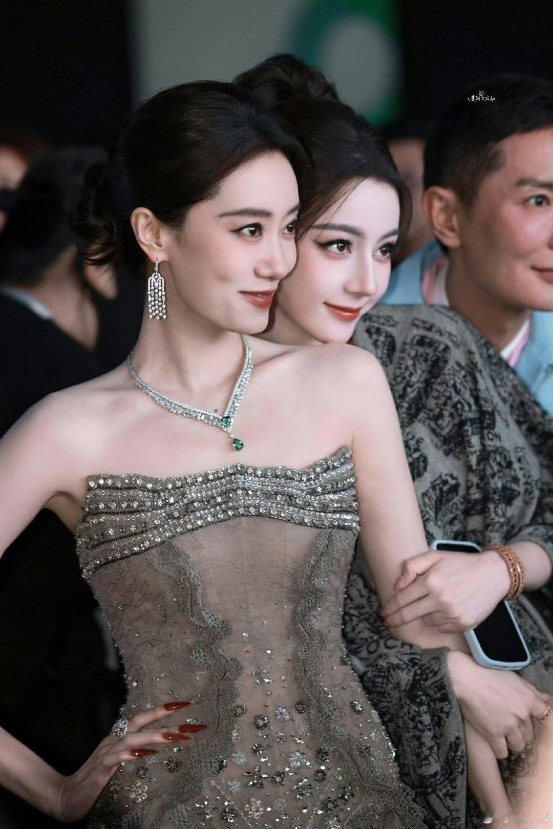 迪丽热巴张小斐合体迪丽热巴张小斐VOGUE合体  [女孩儿] ​迪丽热巴张小斐V