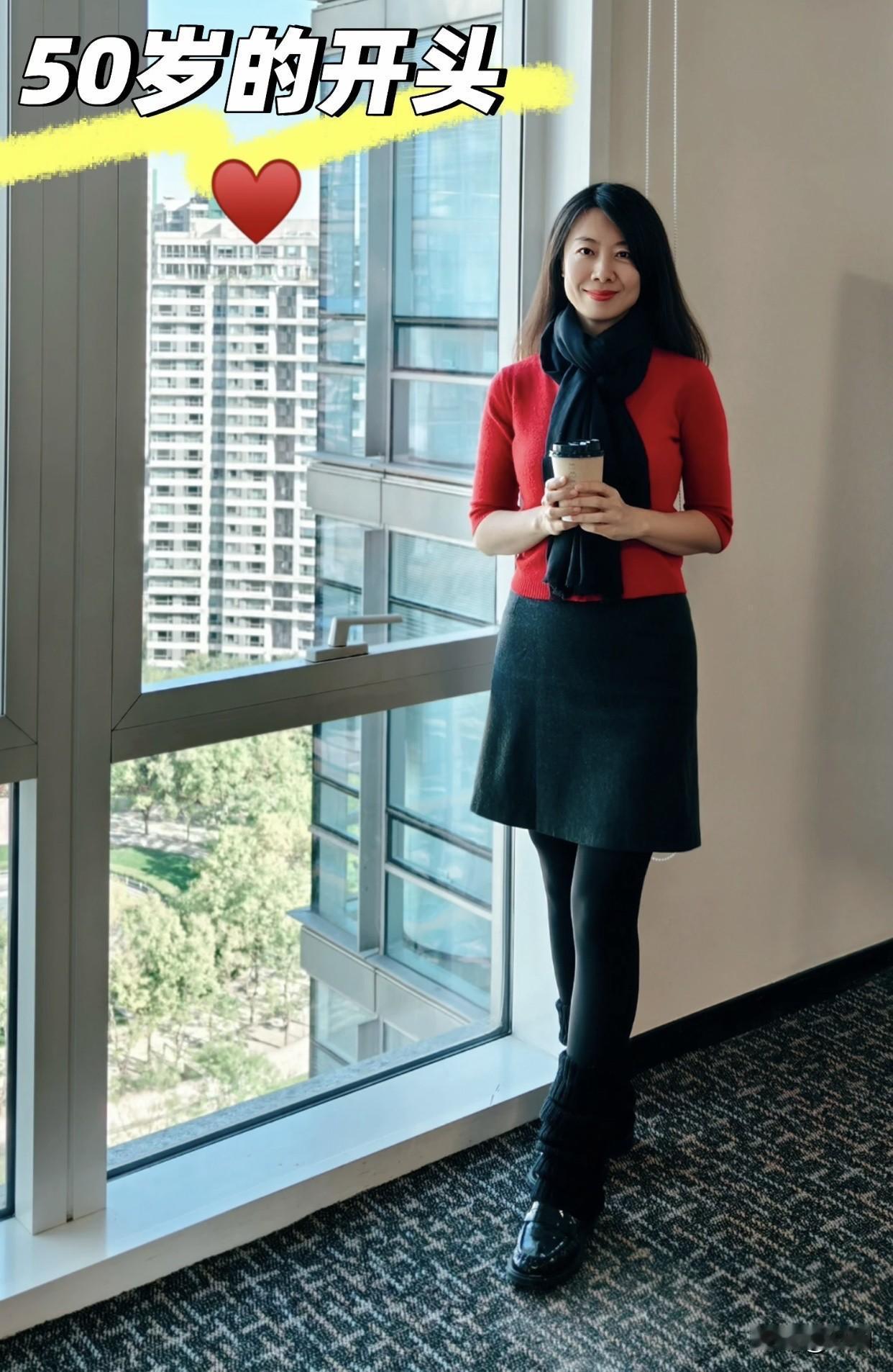 分享一张最近随手拍的照片优雅女性，时尚穿搭，咖啡时光