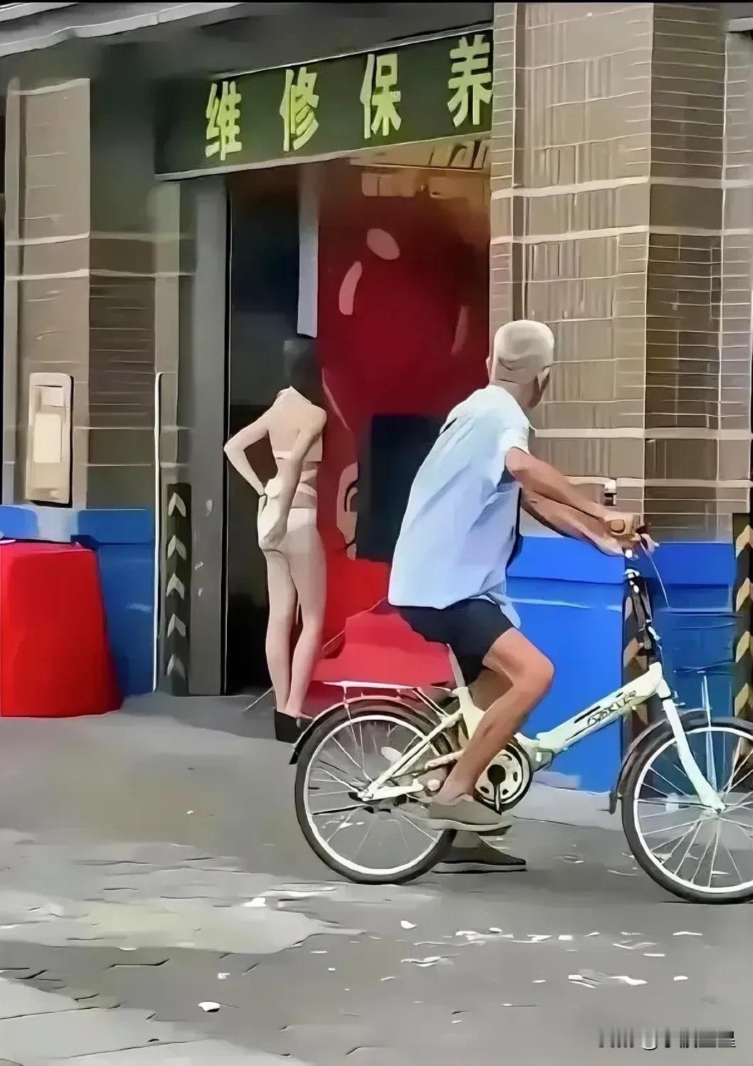 美女，我这老爷车能保养、维修吗？
一个满头白发的大爷骑着自行车，路过一家维修、保