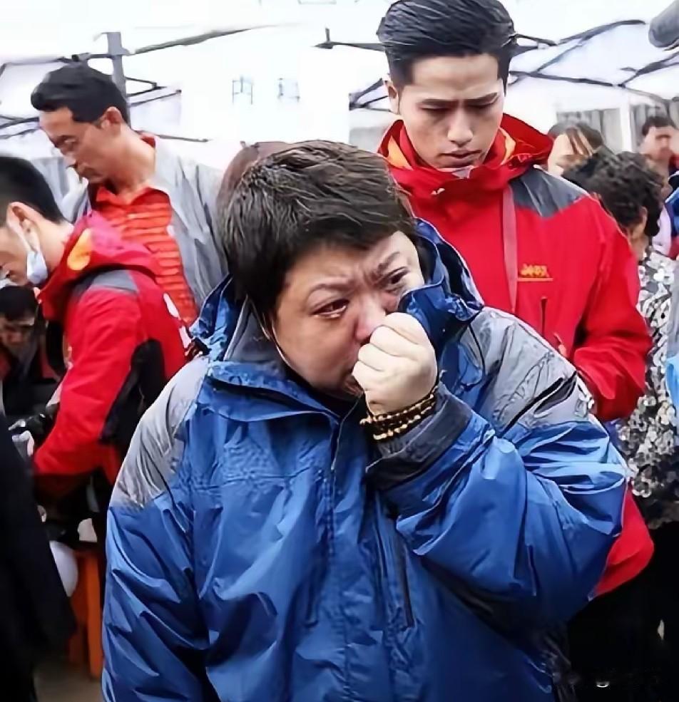 就凭这标准三件套：敬礼，鞠躬，流泪，网友说，相信韩红是真心做慈善韩红慈善报告