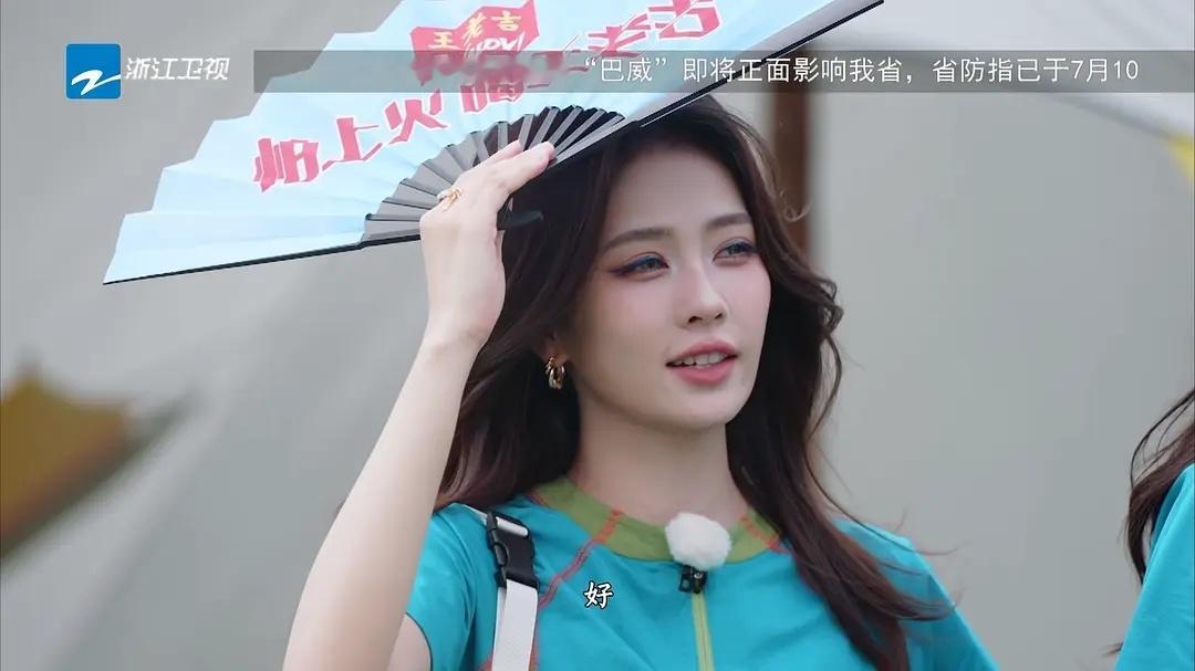 🍍为什么这么喜欢大浓妆啊？pn不是竞技类节目吗？每次都打扮得好用力。。。 