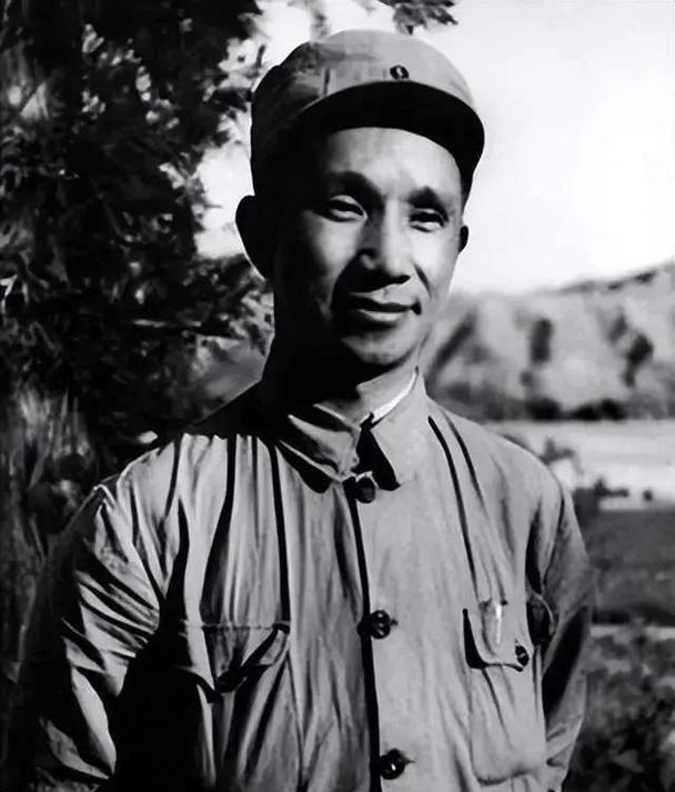 1942年，日伪军一师长派人给粟裕送了一包烟。粟裕不解，以为是敌人送礼，便饶有兴