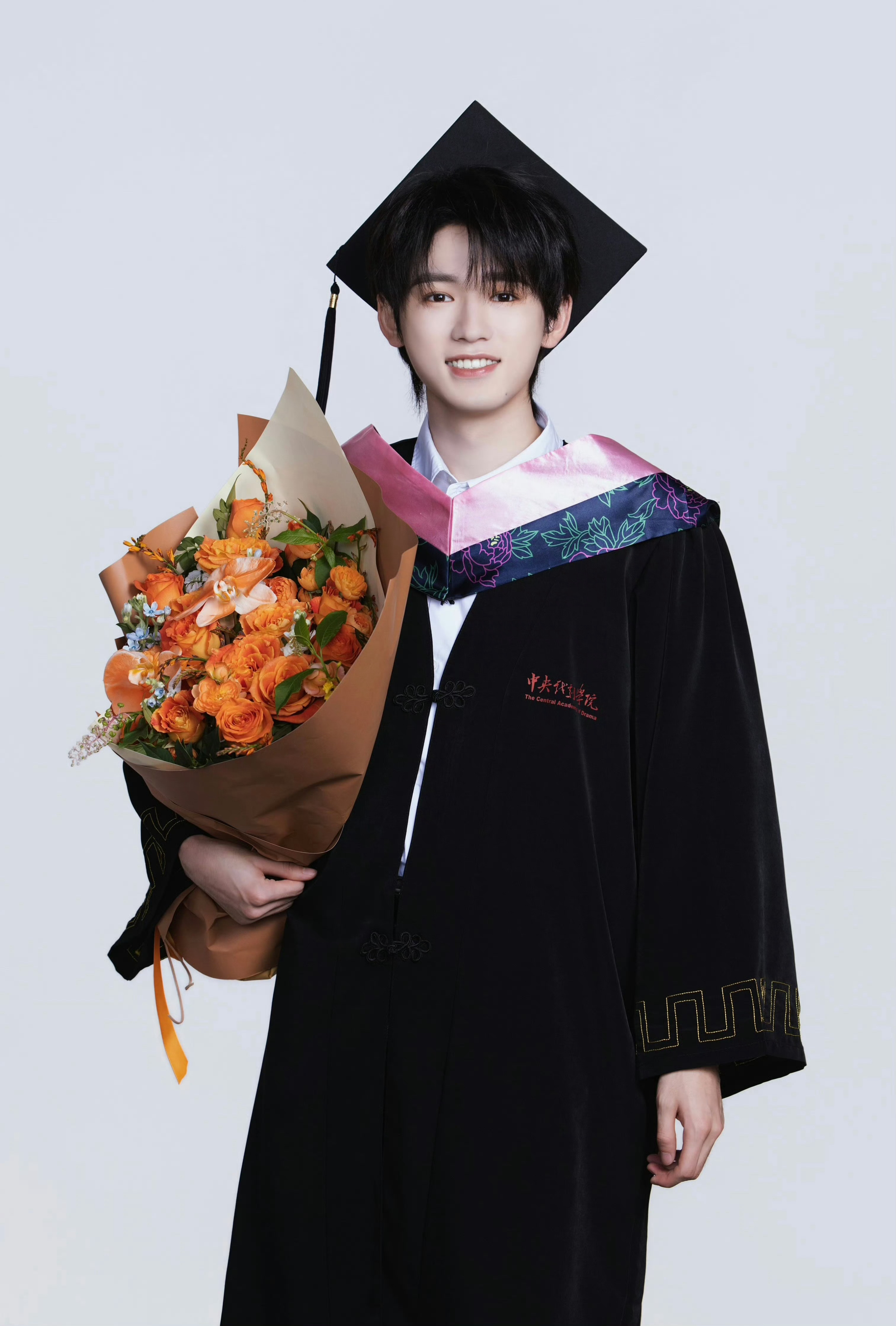 宋亚轩出镜毕业时刻，学士服一穿就是青春片男主的既视感。干净清爽的大学毕业生气息扑