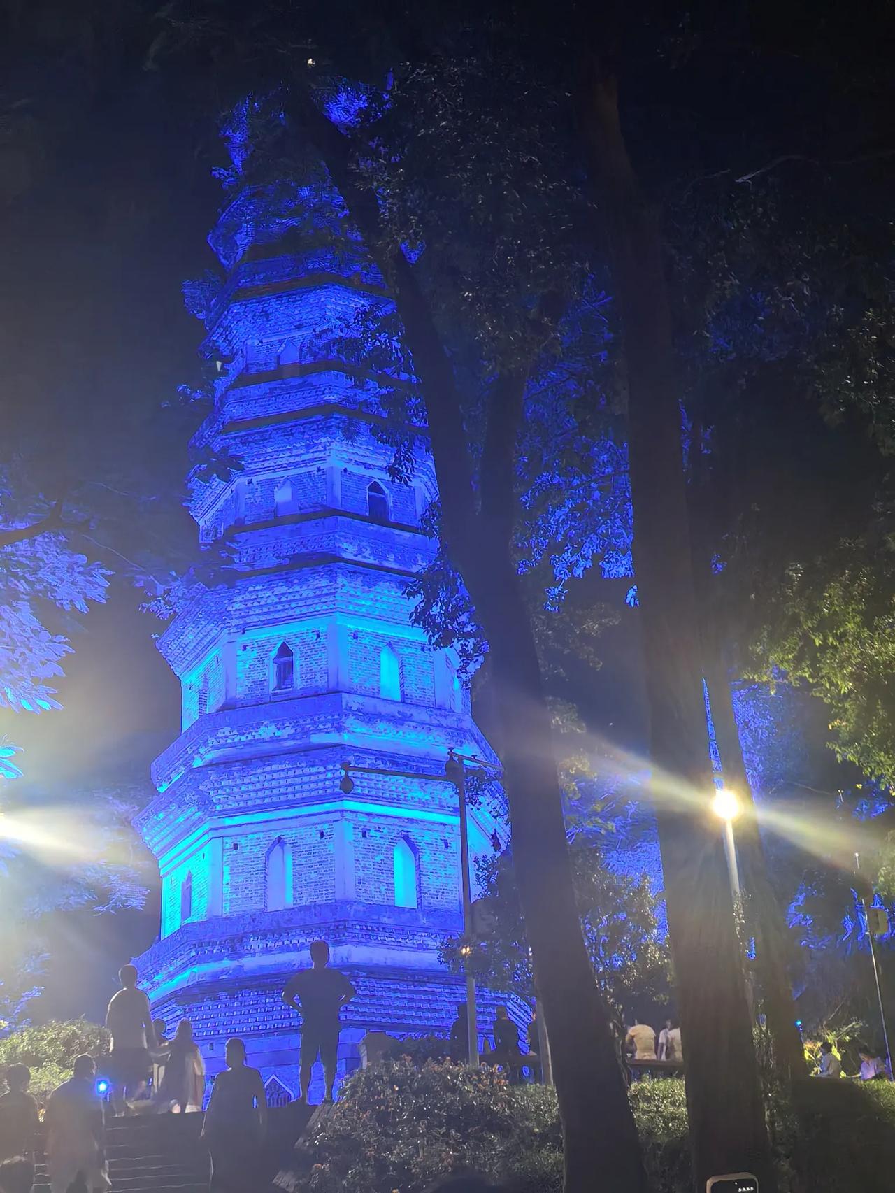今年的中秋我看了很多人，也看了雷峰塔，但没看到白蛇。
杭州的雷峰塔太远，我看不到