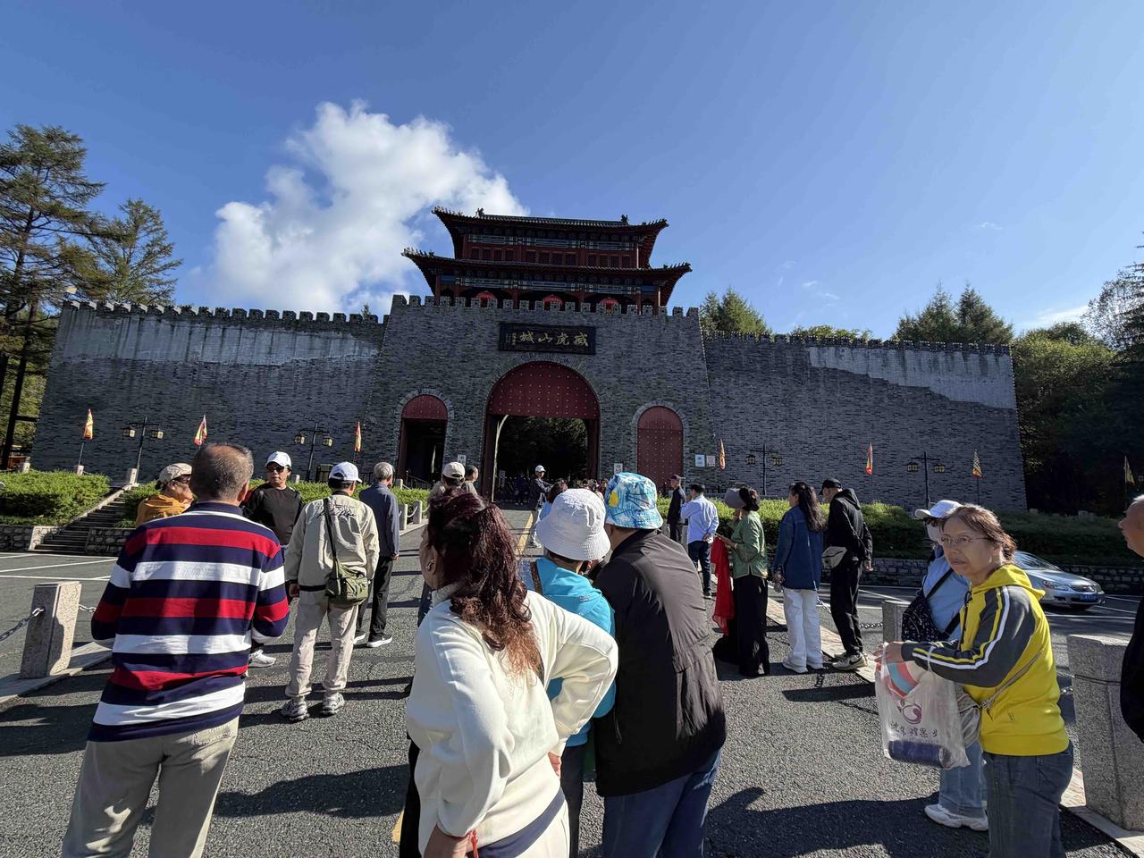 上个月，我在东北旅游，参观游览了威虎山城。
威虎山城，在黑龙江省牡丹江海林市横道