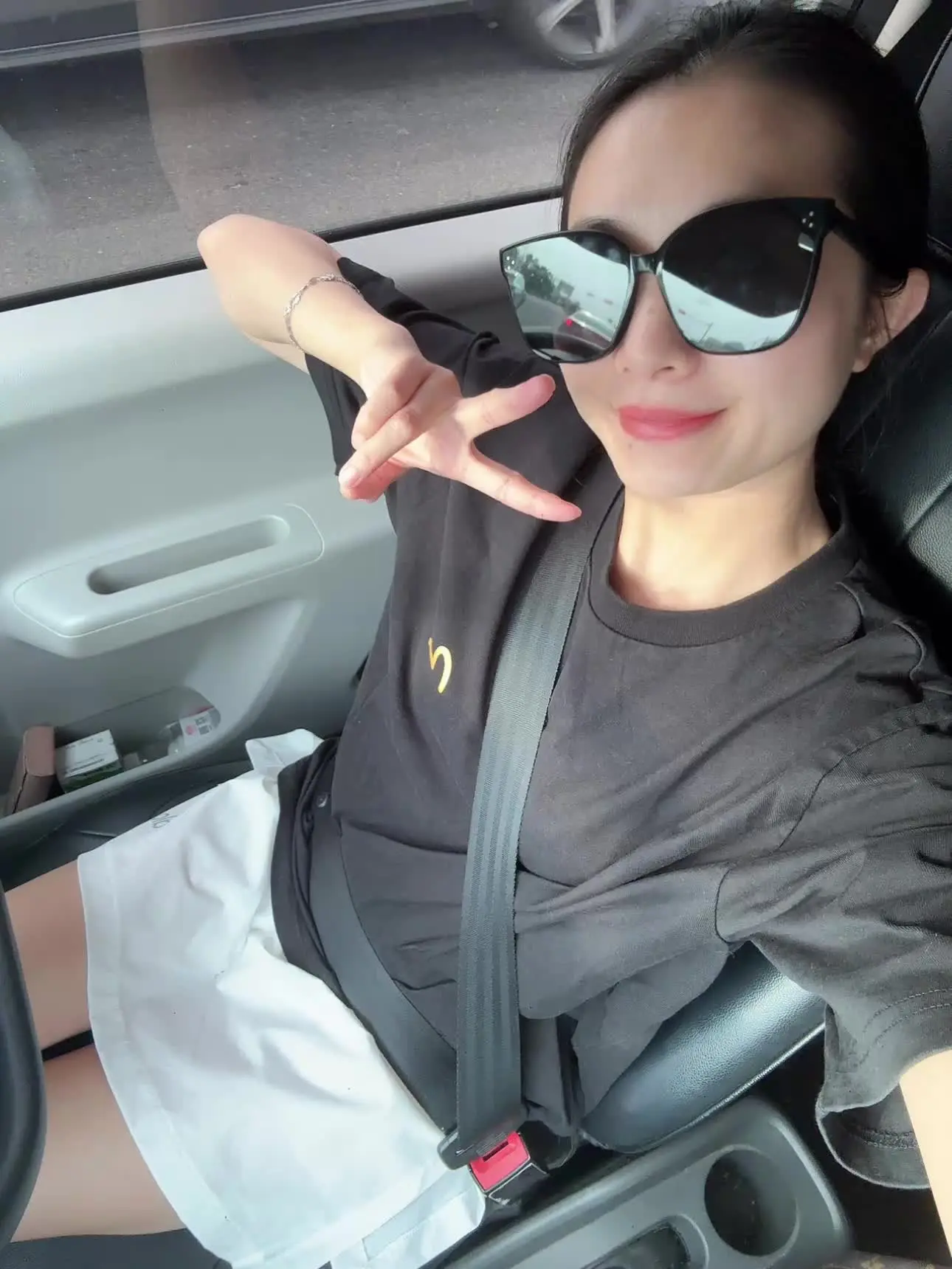 墨镜一戴谁也不爱 来给生活比个✌🏻