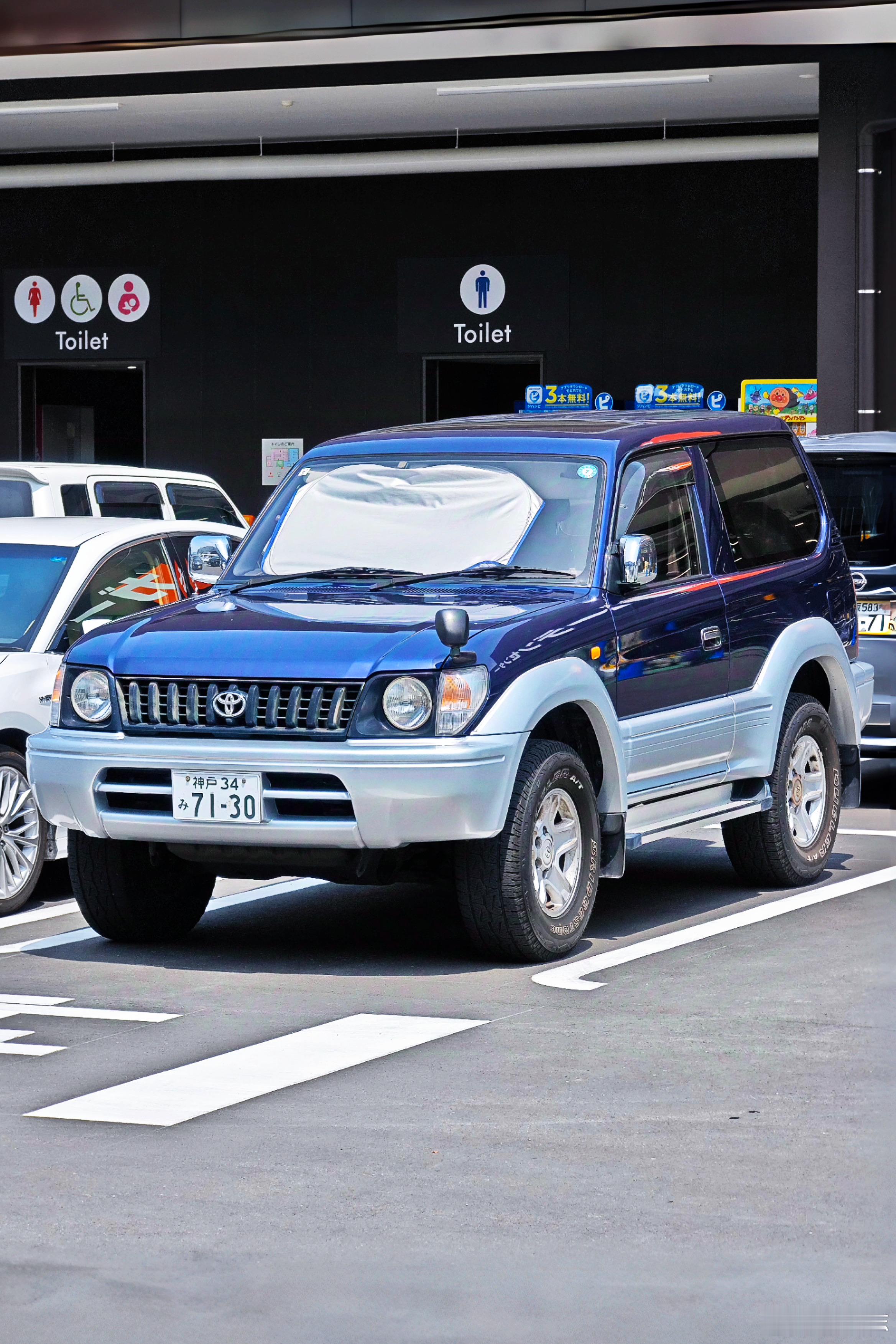 型车街拍 偶遇90系霸道三门版，纯正平成越野范儿。双色涂装、外挂备胎、短轴高姿态