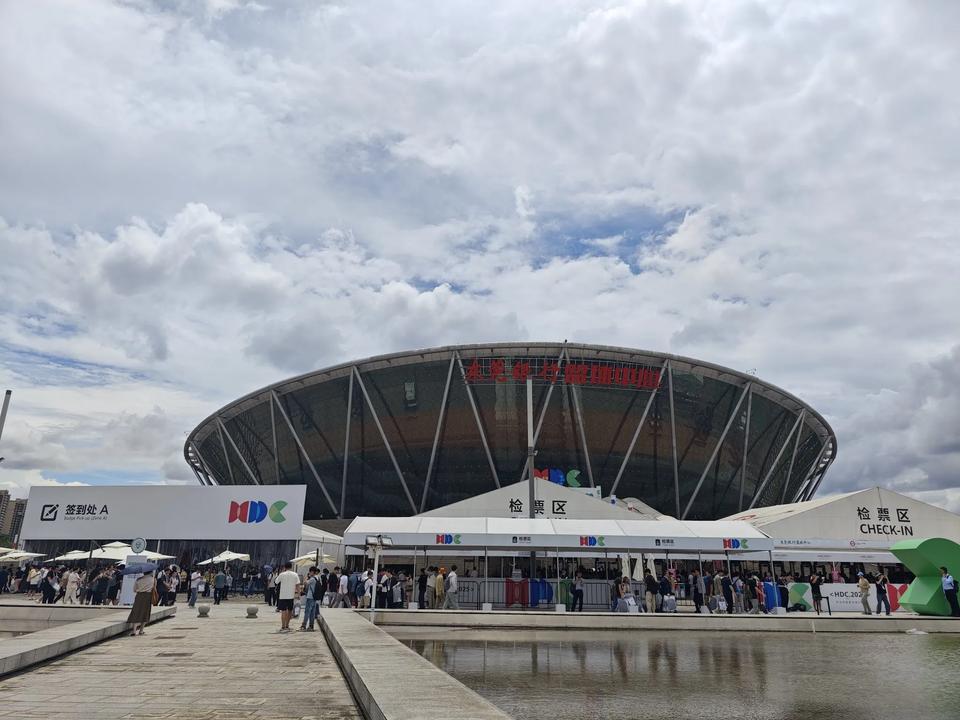 抵达HDC2025 现场了，华为开发者大会2025，也是每年一度的盛会。
下午两