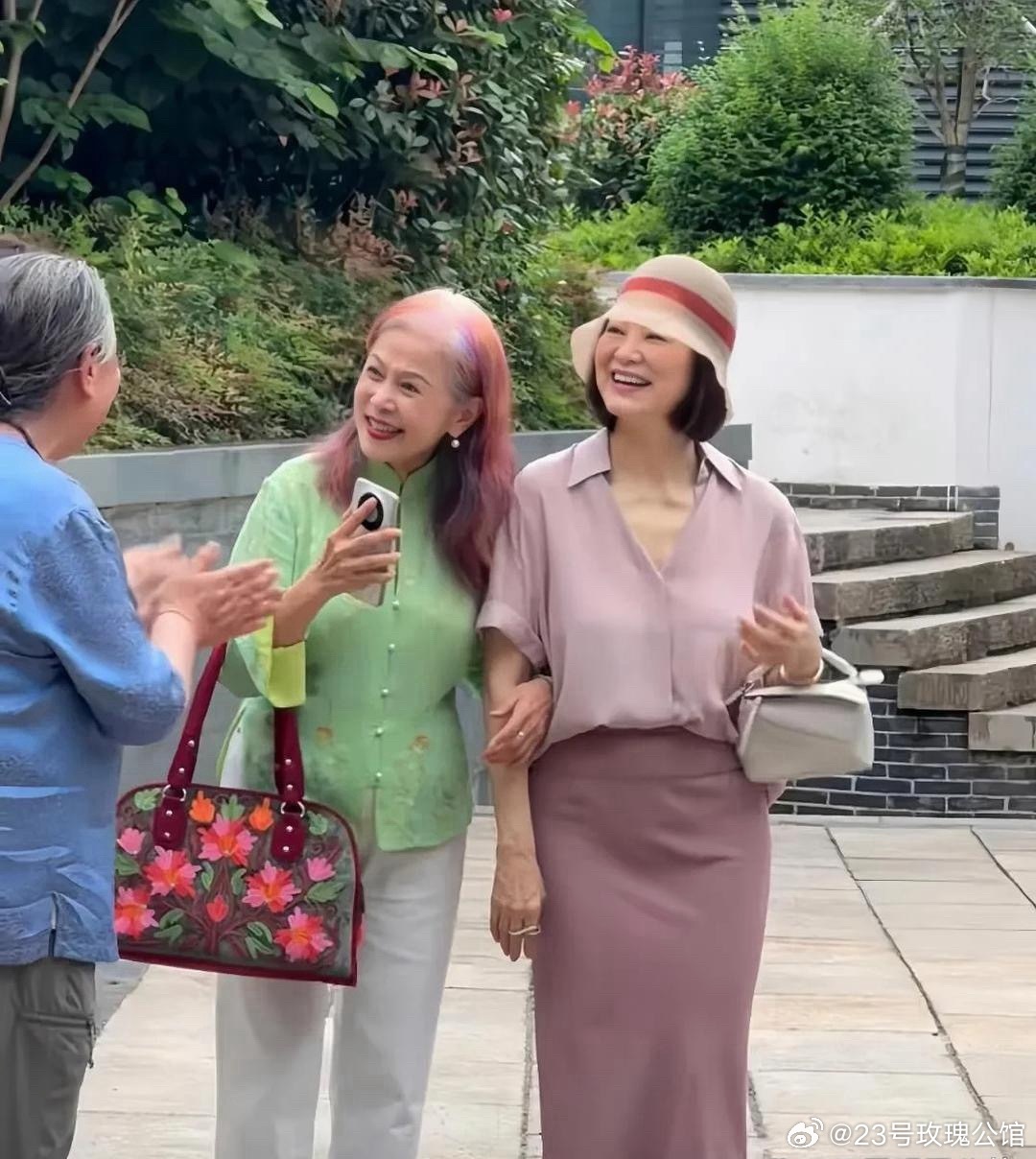 71岁林青霞在江西露面，打扮贵气。容颜显老，脸部皮肉松，不过身材佳，比不少同龄人