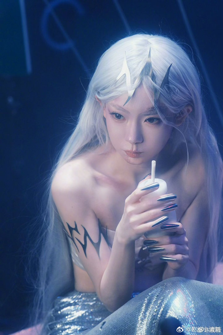 戚薇别试探了白发有市场戚薇白发和短发都是独一档的存在 戚薇的白发短发真的是独一档