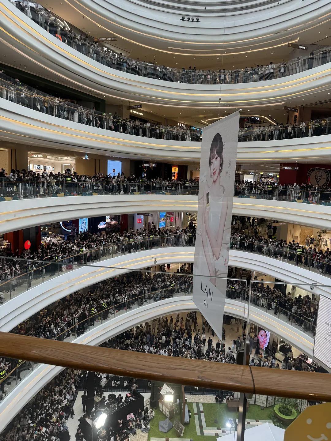 田曦薇飞吻田曦薇工作日线下人气，乌泱泱的人头呀小田好美！ 