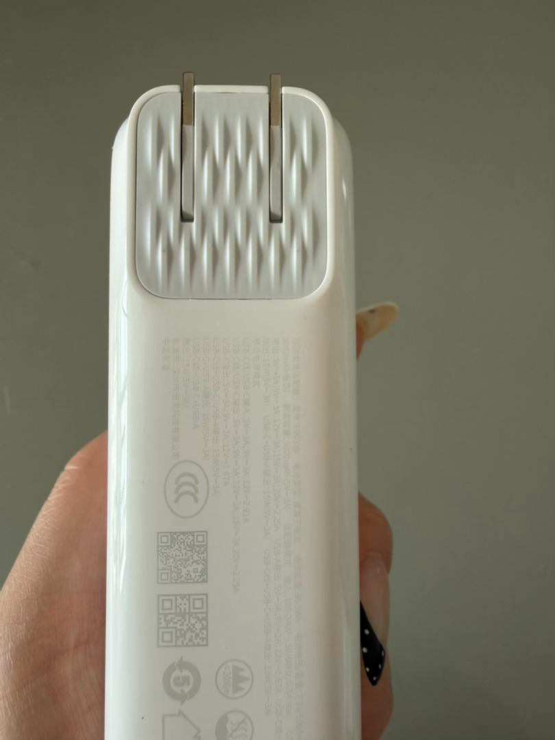 倍思超能充Pro是一款把安全、便携和高效结合得很好的三合一充电宝，日常出行、差旅
