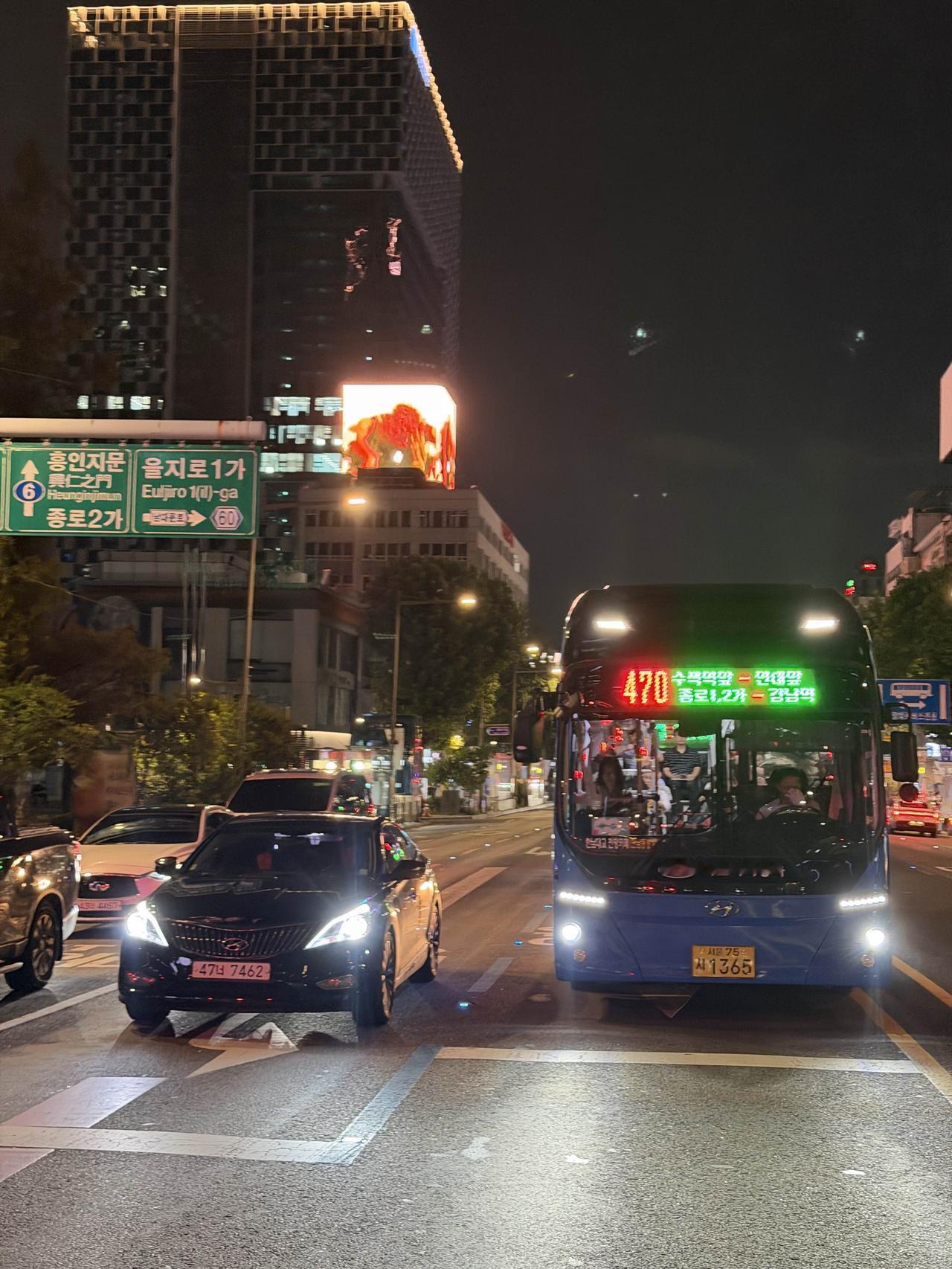 深夜的光教站，灯火温柔。10元就能开启的巴士漫游，是城市给夜归人最治愈的小确幸呀