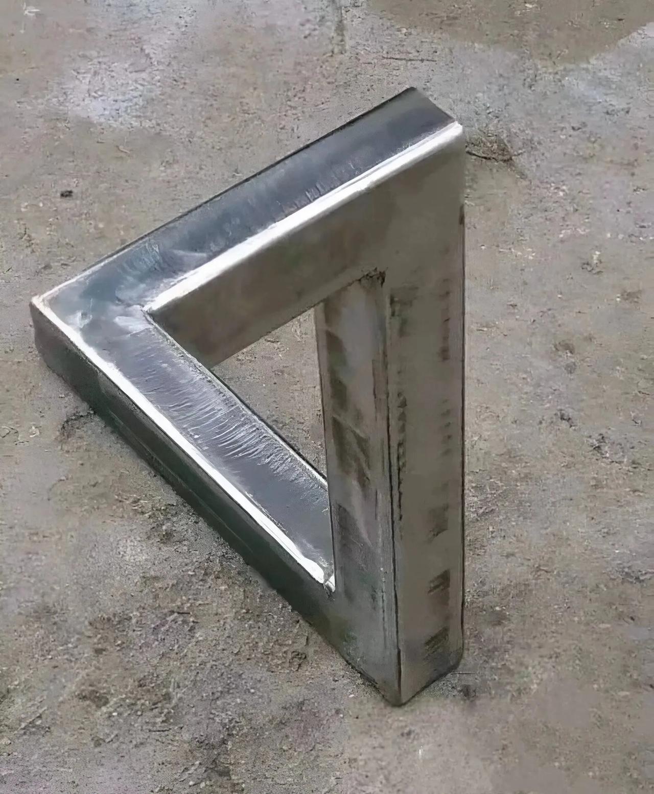 捡到一个铁架子  不知道有什么用！！！！