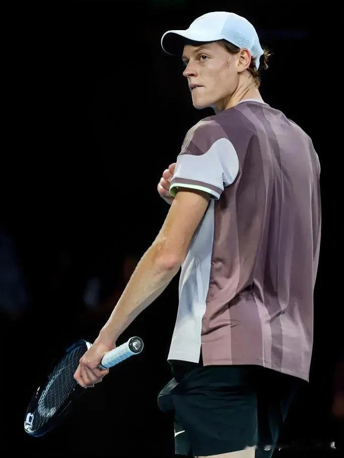 2024澳大利亚网球公开赛男子单打冠军辛纳个人简介:
扬尼克·辛纳（Jannik