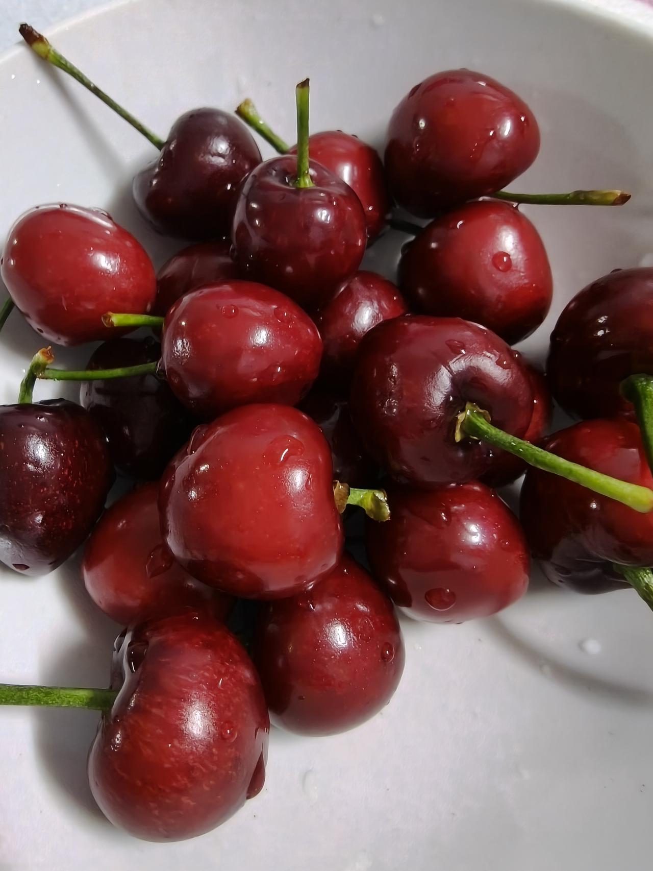 最近喜欢吃这个大连美早红樱桃🍒🍒🍒🍒虽然价格不便宜，每次就买个半斤尝尝哈