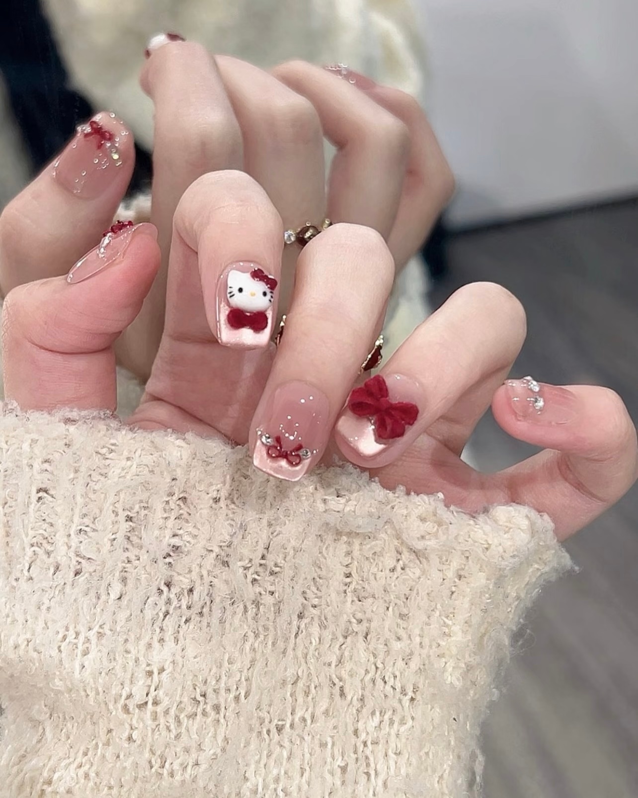 美甲已经进化成这样了吗 过年美甲第二弹，气质氛围感美甲超级显白！新年战甲这一块还