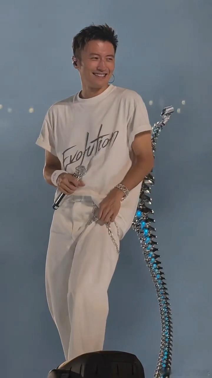 谢霆锋这个笑好像王菲啊现场镜头拍到谢霆锋大笑直接出圈，不笑的时候各有各的气场，咧