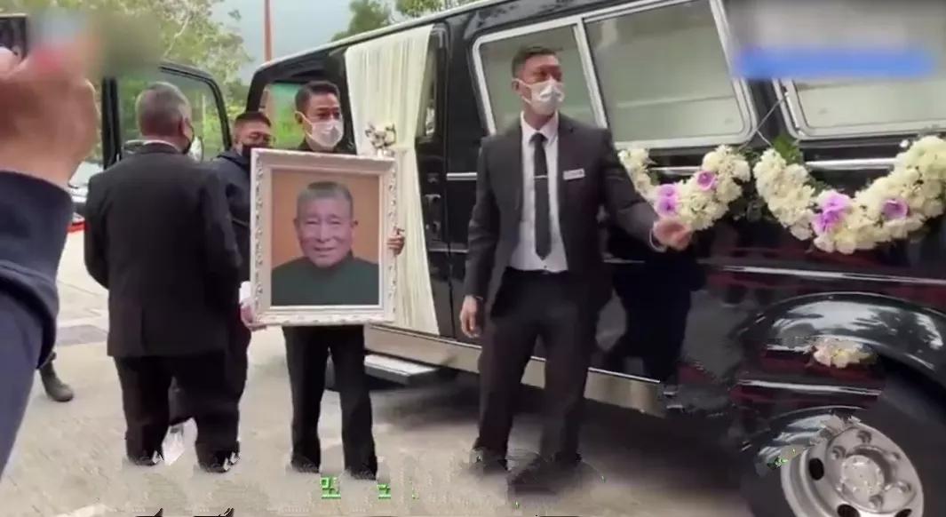 在刘德华父亲的葬礼上，娱乐圈里的明星们都纷纷亲自到场送别刘德华父亲，个个都是大咖