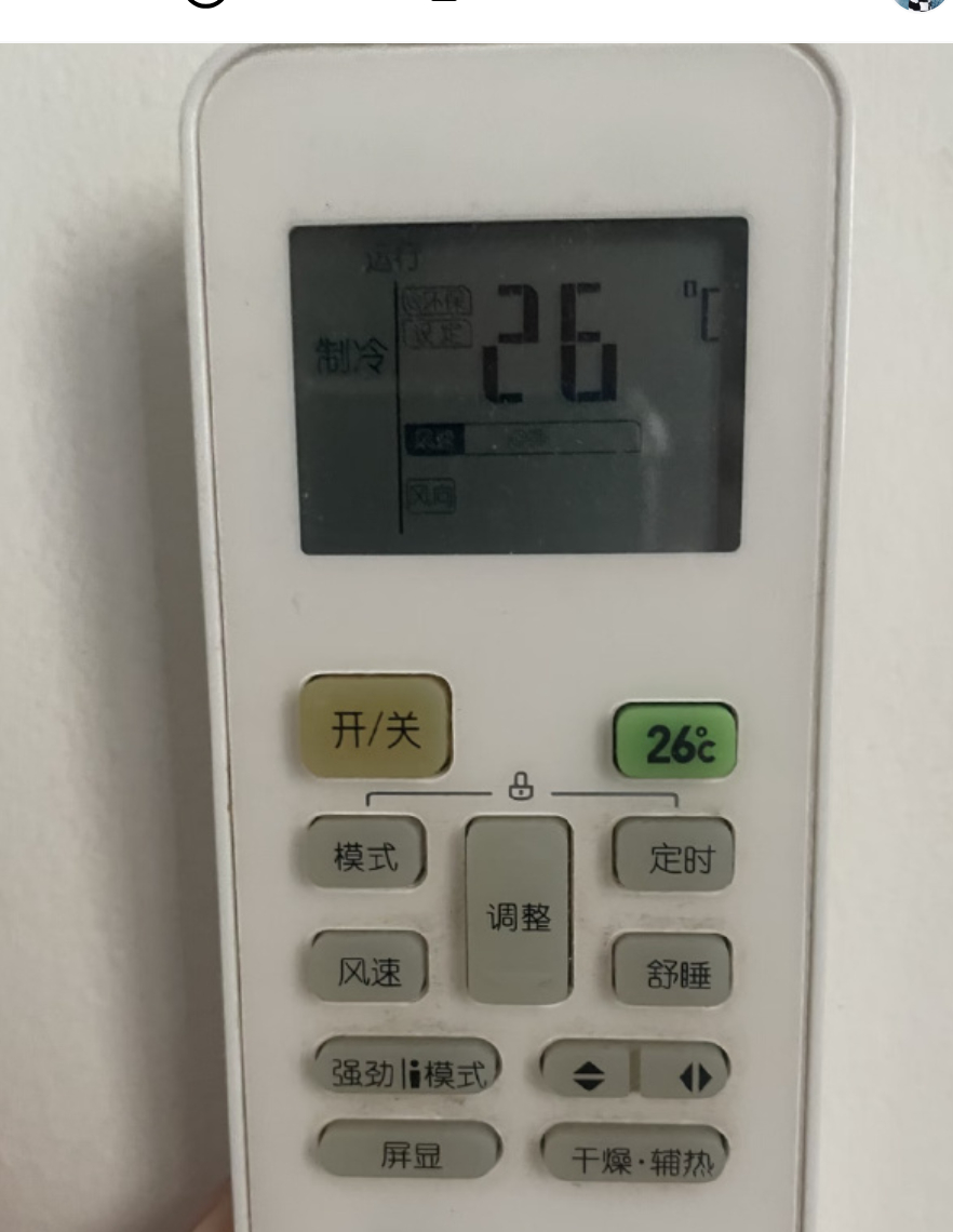 养宠开空调切忌直吹，温度维持 26℃左右，定时开窗换气。别长时间低温，备好清水，