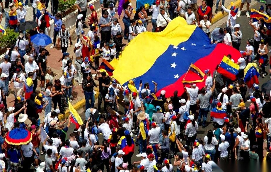 凌晨两点，150架战机摸黑冲进去，10分钟就把一个国家的总统给“打包”带走了。