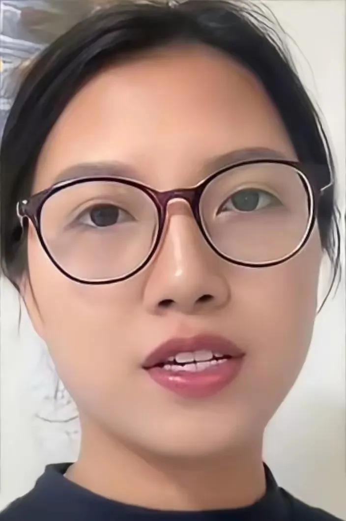 我站在民政局门口，风有点凉，吹得脸发僵。出门前我在镜子前坐了二十分钟，口红擦了涂