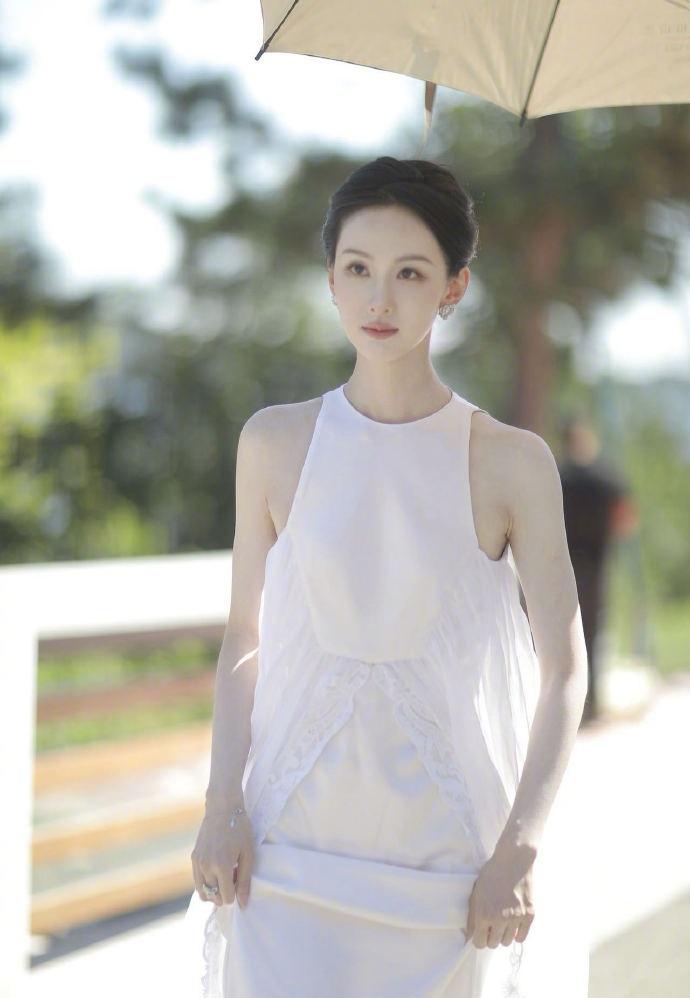 最近陈都灵在出席活动的时候穿了一身白色的纱裙，凸显出了满满的飘逸之美。

她的身