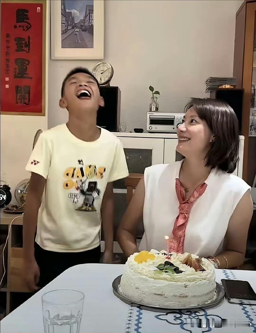 谢杏芳这45岁生日过得挺实在的，就在西班牙瓦伦西亚那栋租来的别墅里，订了个蛋糕、