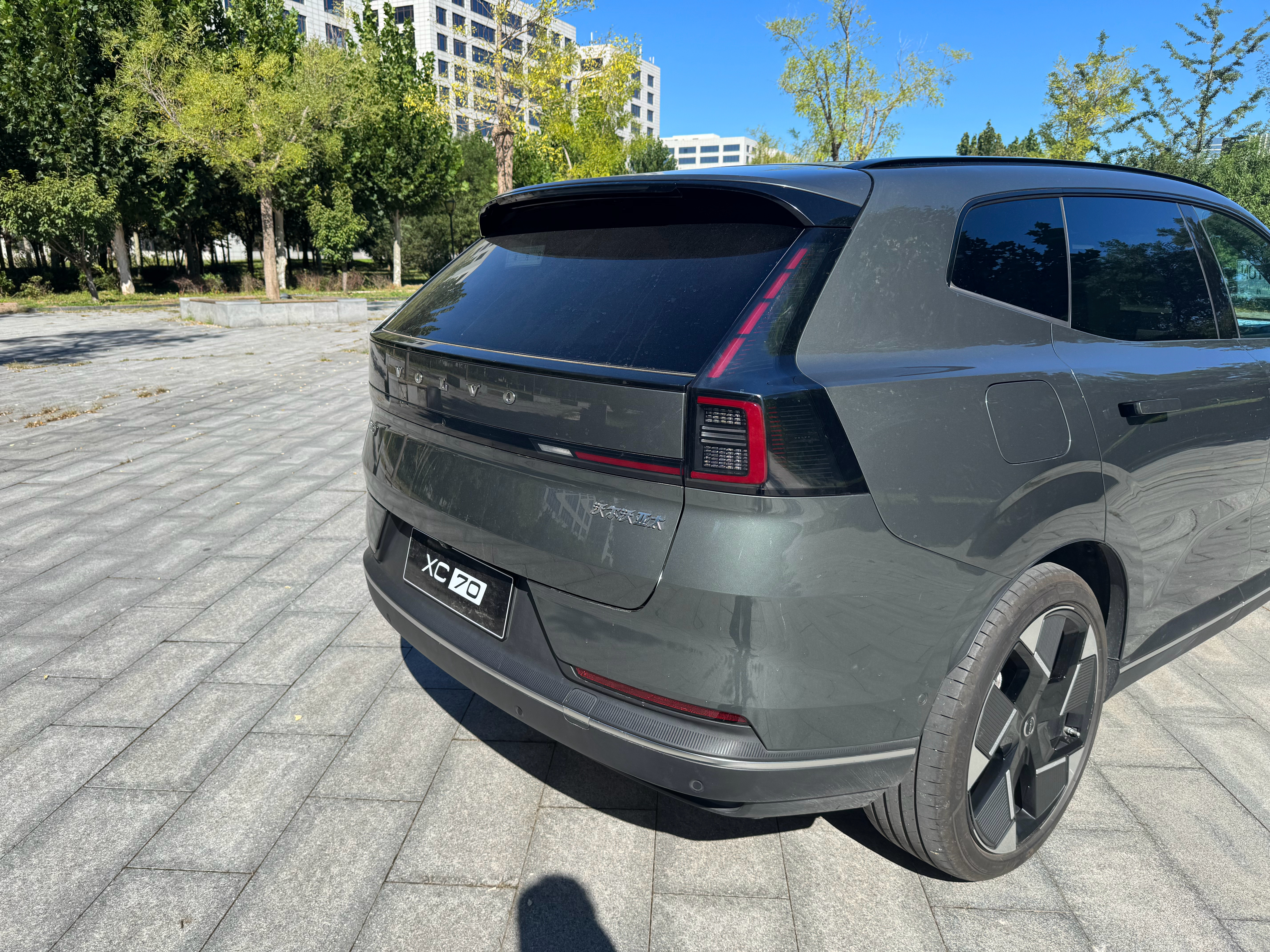 偶遇沃尔沃 XC70基本就是领克08的换壳了一样的动力系统然后，沃尔沃把内饰改成