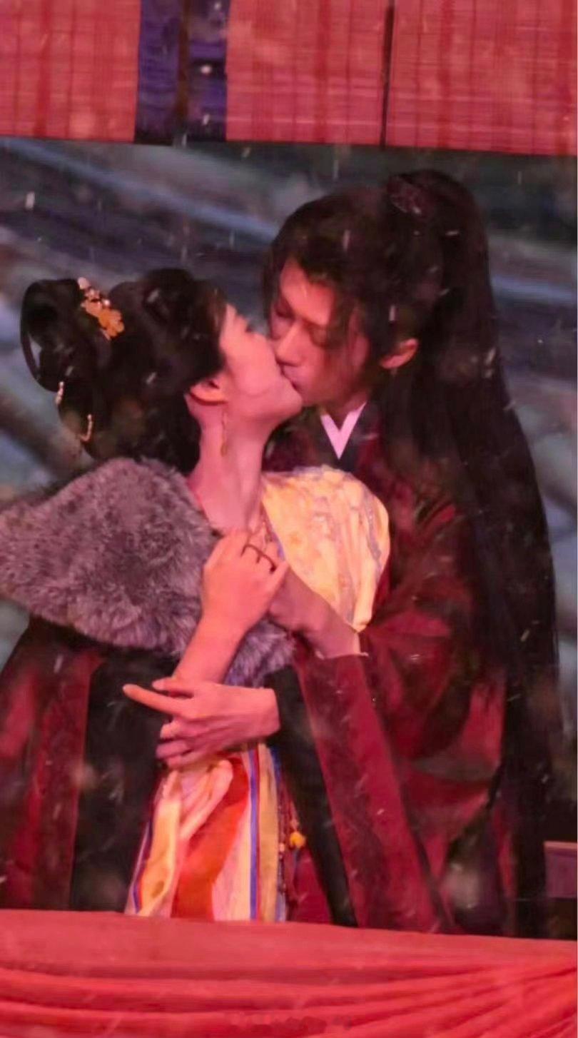 檀健次卢昱晓今晚雪中吻戏，好甜