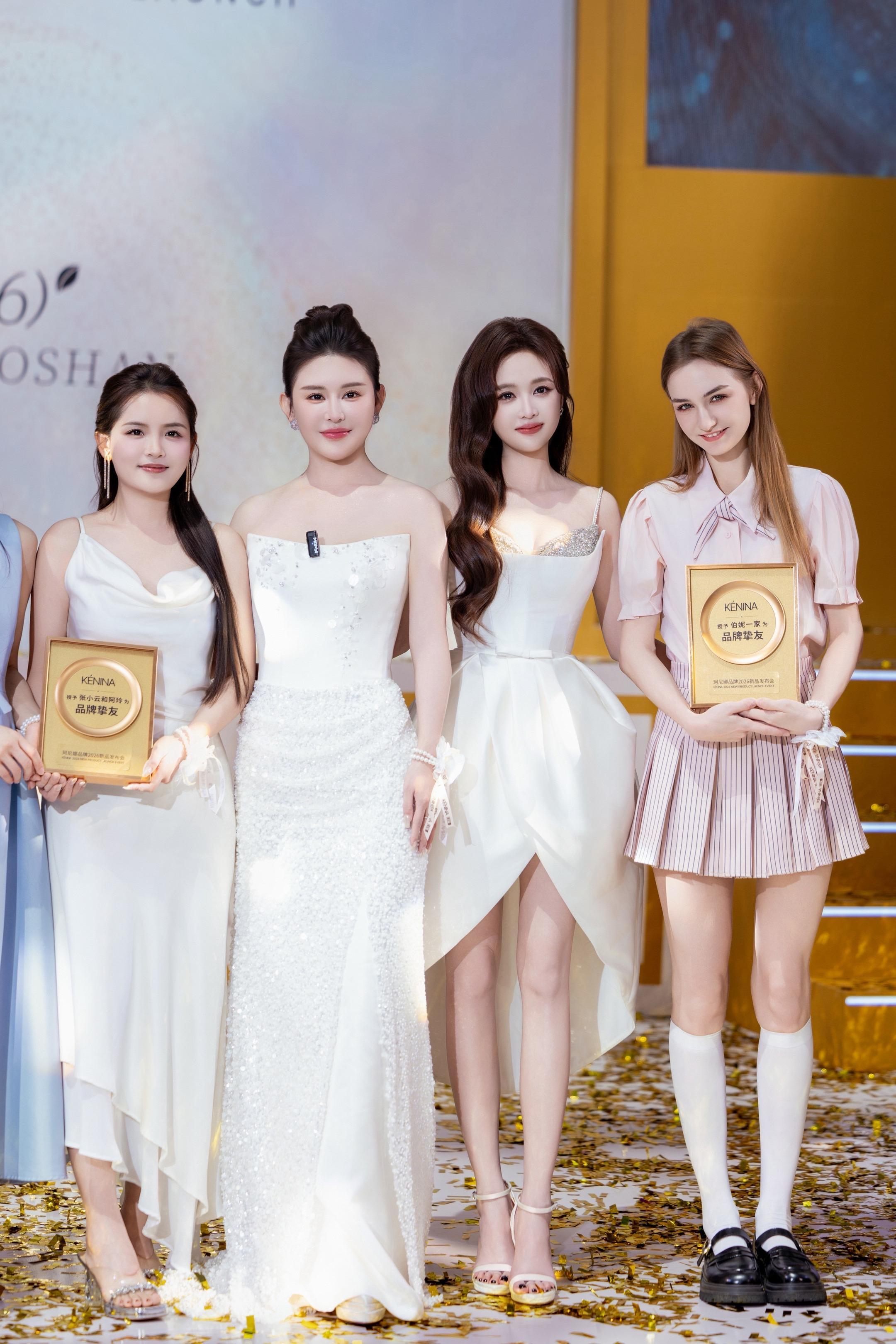 吴宣仪辛凌.吴宣仪 近景合影的官图存